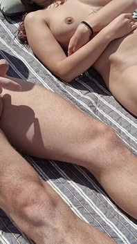 Masturbation avec mon beau-père sur une plage nudiste, il me touche les seins et je touche sa bite