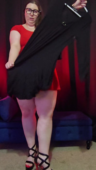 Femeie mare și țâțoasă grasă probează rochii și tocuri cu forme, Plus Size