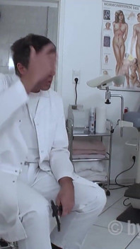 Doktor šuká do zadku a chčije děvku