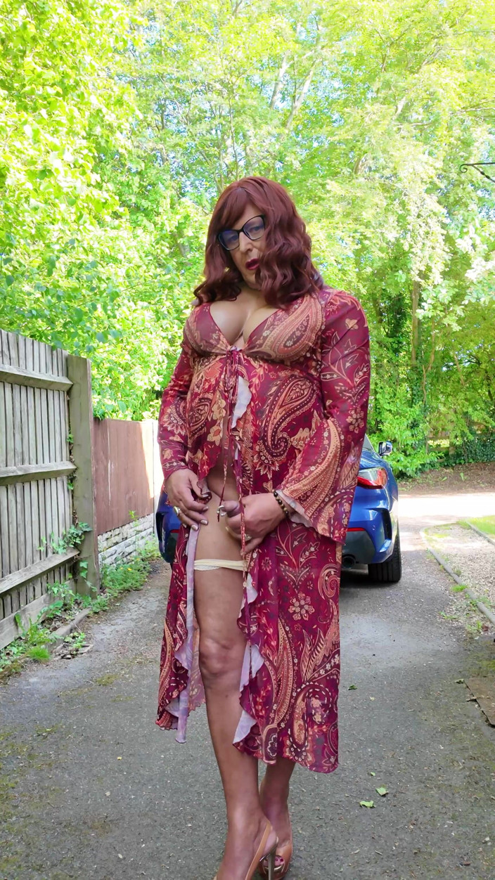 Kellycd2022: Crossdressing Kellycd2022 genietend van het heerlijke warme weer in nylon...