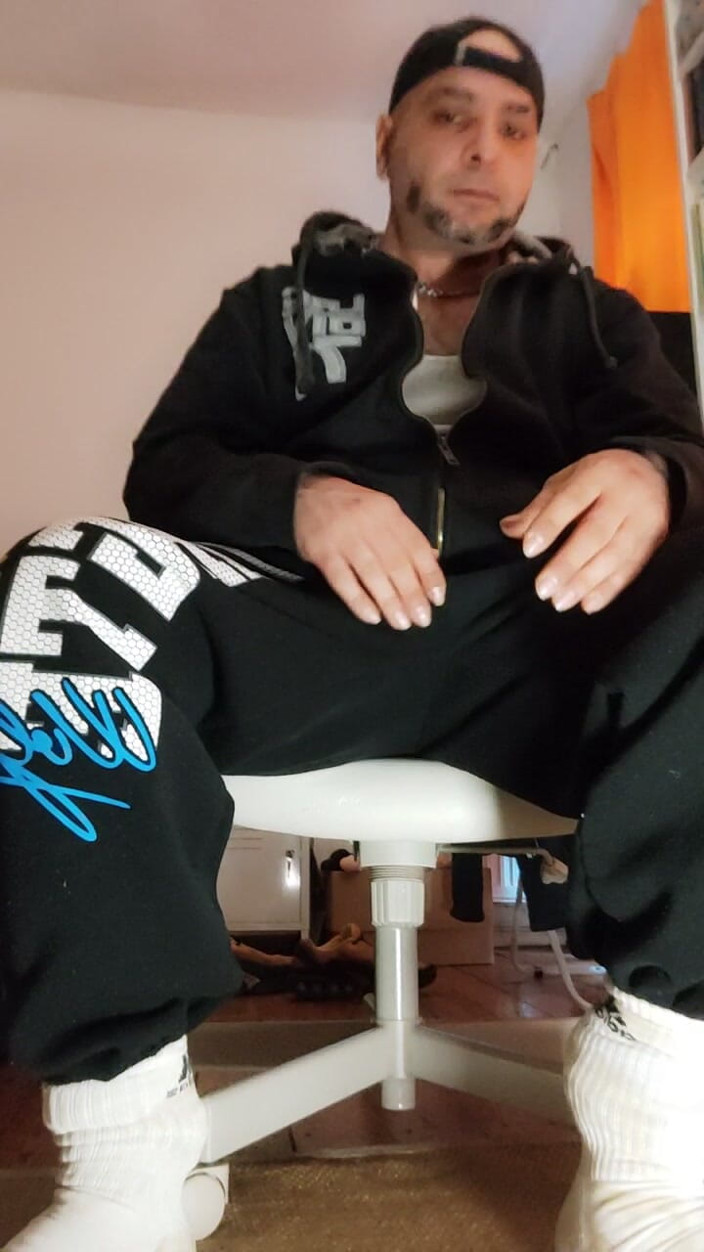 SmokedAlloy2: Dirtyjunkbro Joaca cu șosete și pișat frumos și umed.