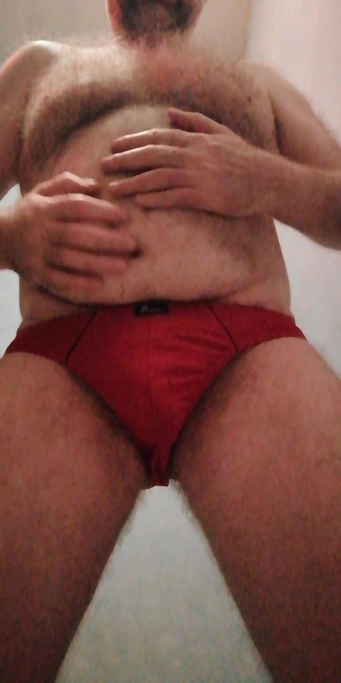 The UK Hairy Bear: Acariciando Mi Bulto En Pantalones Cortos Rojos Apretados De Papá,...