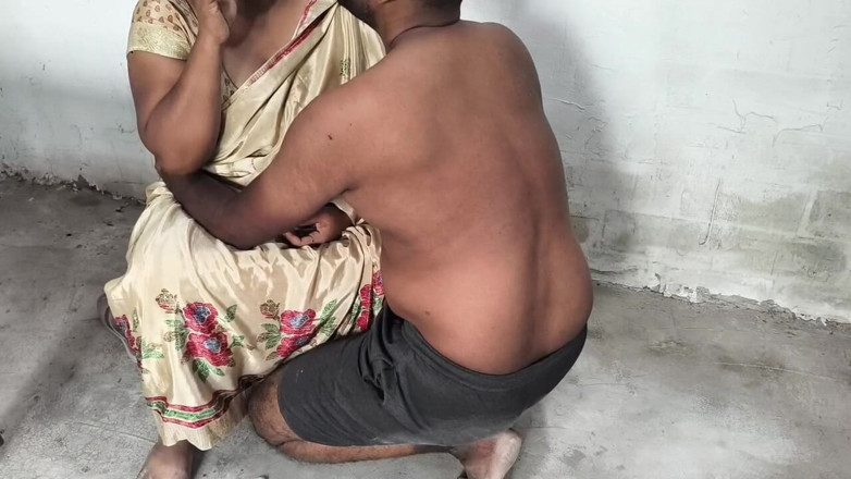 Indian IFS: Madrasta comendo bolo, enteado se junta a ela parte 1