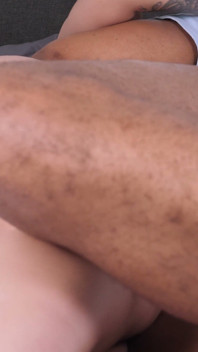 La grosse Arabella Moon se fait baiser par une grosse bite noire