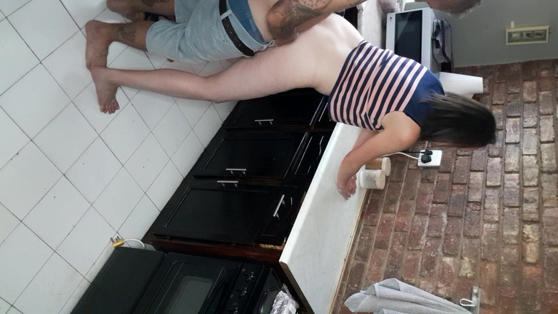 Bigjoefuckalott: Komşunun karısını mutfak sikişiyle şaşırtıyor