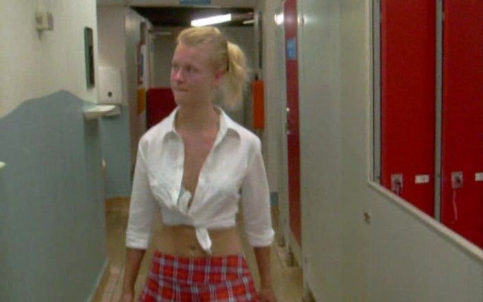 Blondehexe: Pequenininha Im Schwimmbad