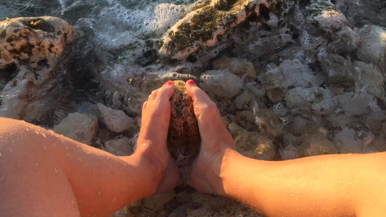 Risky Hairy Couple: I miei piedi nel mare sopra le pietre