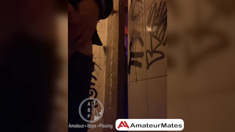 AmateurBoysPissing: Oglądałem sikanie w toaletach baru...
