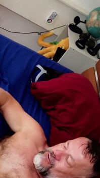 Krok unc najde porno stash a překlopíme šukání