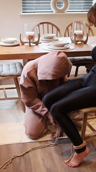 Kiki Daniels envuelta, atada, cosquillas y amordazada dentro de un coño de spandex por ...