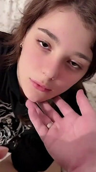 Jouer avec sa demi-sœur mignonne