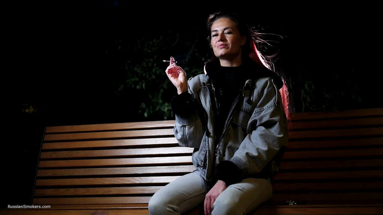 Russian Smokers: Sexy russa linda fumando cigarro à beira-mar