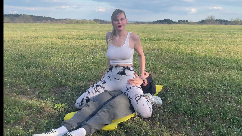 HotPrincessUA: Çılgın piliç karışık güreş yapıyor: adam aşırı güçleniyor