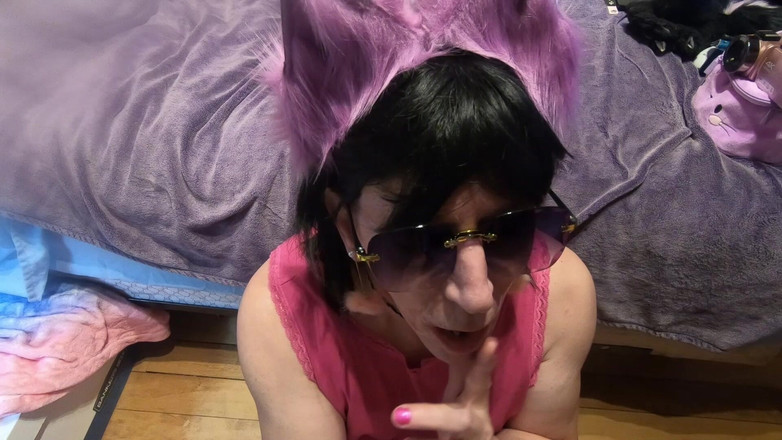 Daphne Desire: Daphne își toarnă spermă pe față și o freacă peste buze