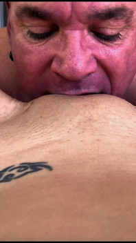 Sentado no rosto e orgasmos de lambendo buceta em primeiro plano