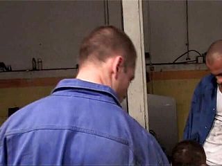Cazzofilm: 2人の整備士による整備