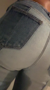 Ho indossato i jeans blu e si sono bagnati per lo spruzzo e sembra bellissimo! Guarda i miei jeans a corna