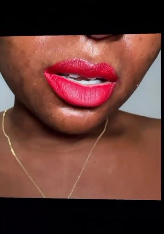 African Fart Queen: mahangi chamre ki paint men kastam paadne ka vidiyo