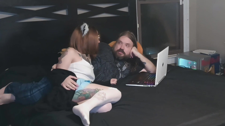 Haven Moss: Cosplay evli kadın kocasını yaramaz video oyunu oynarken yakaladı