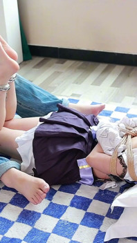 Bosá cosplay přítelkyně, nosí pouta a já si s ní rád hraju naboso