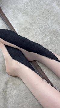 Solo Caresing Kaki Panjang Dalam Pantyhose Nilon Hitam