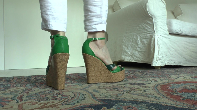Lady Victoria Valente: Wedge-Heel Pertunjukan Fesyen Sandal untuk Awak! Pancutan mani dalam seluar...