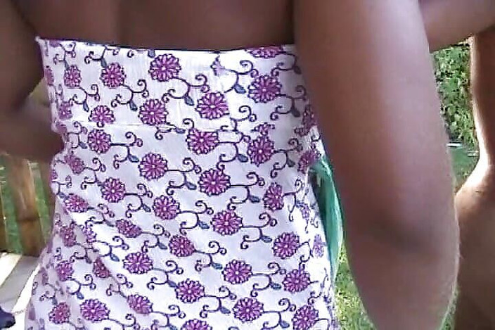 Videos Francaises: Dvě sexy ebenové holky z Francie šukají na dvorku