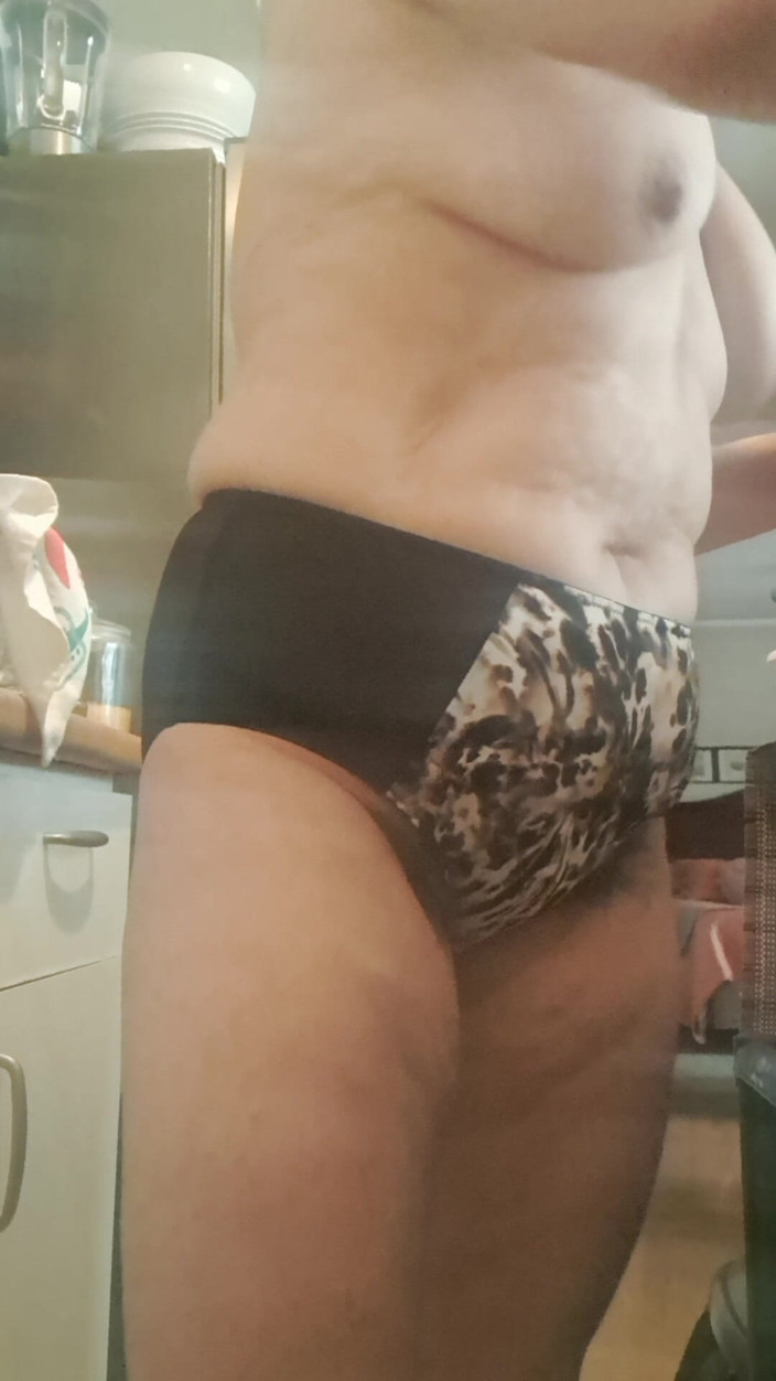 Mommy big hairy pussy: キッチンでセックスしたい継母