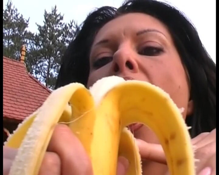 Busty German Sluts: O amını yaymayı seven yaramaz bir Alman bebek