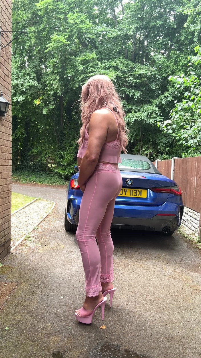 Kellycd2022: Si seksi crossdresser kellycd2022 dengan baju pink dan sepatu hak...