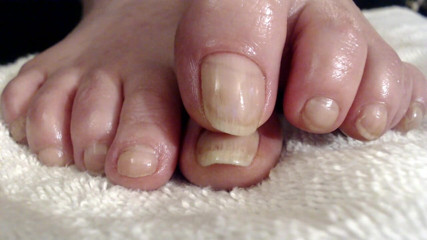 Abby Anna: Pies aceitados de uñas naturales largas