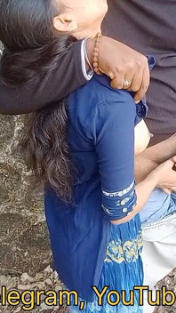 Blowjob seks di dalam hutan mendalam