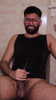 Camilo brown lavora intensamente al limite del suo grosso cazzo e spara la sua sborra più volte e squirta sulla sua camicia nera