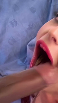 Elizabeth M. Lawrence, petite MILF rousse, baise interraciale avec une grosse bite noire, prend une grosse dose de sperme dans la bouche