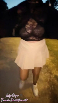 ของเล่นสั่นควบคุมระยะไกลใต้กระโปรงหนังเซ็กซี่ สวมคอslave และถุงน่องสวยๆ