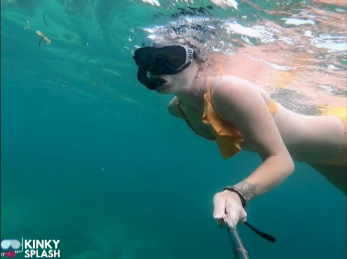 UKCuteGirl Lucy Lauren: Snorkel jalang: bikini ketat, pepek menyelam &amp; fin bawah air mengusik