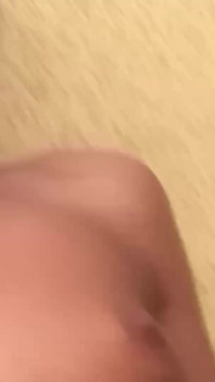 Morena nena con cuerpo perfecto obtiene su coño mojado lamido y tocado