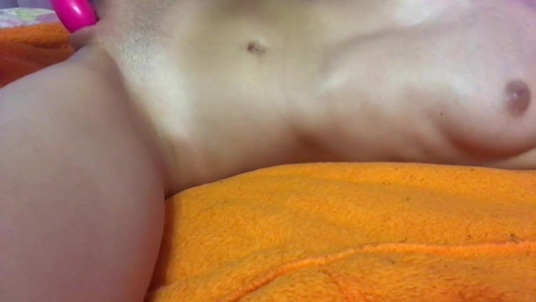 Not White Cat: student vingert een dildo