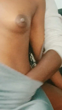 Home Alone com meia-irmã tocada com seus peitos e buceta negra