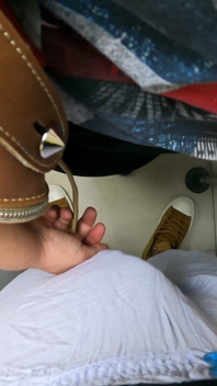 Nenek sange nyentuh kontolku pelan-pelan di dalam kereta