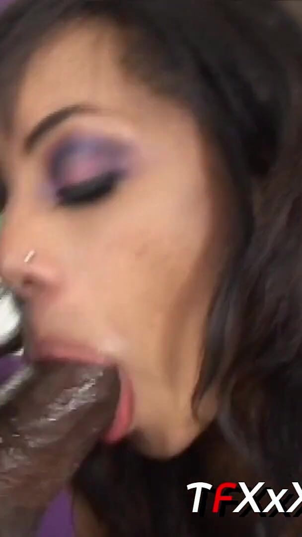 Total fetish studio: Sexy Mora Viene Scopata Da Nero in Una Sessione Hardcore...