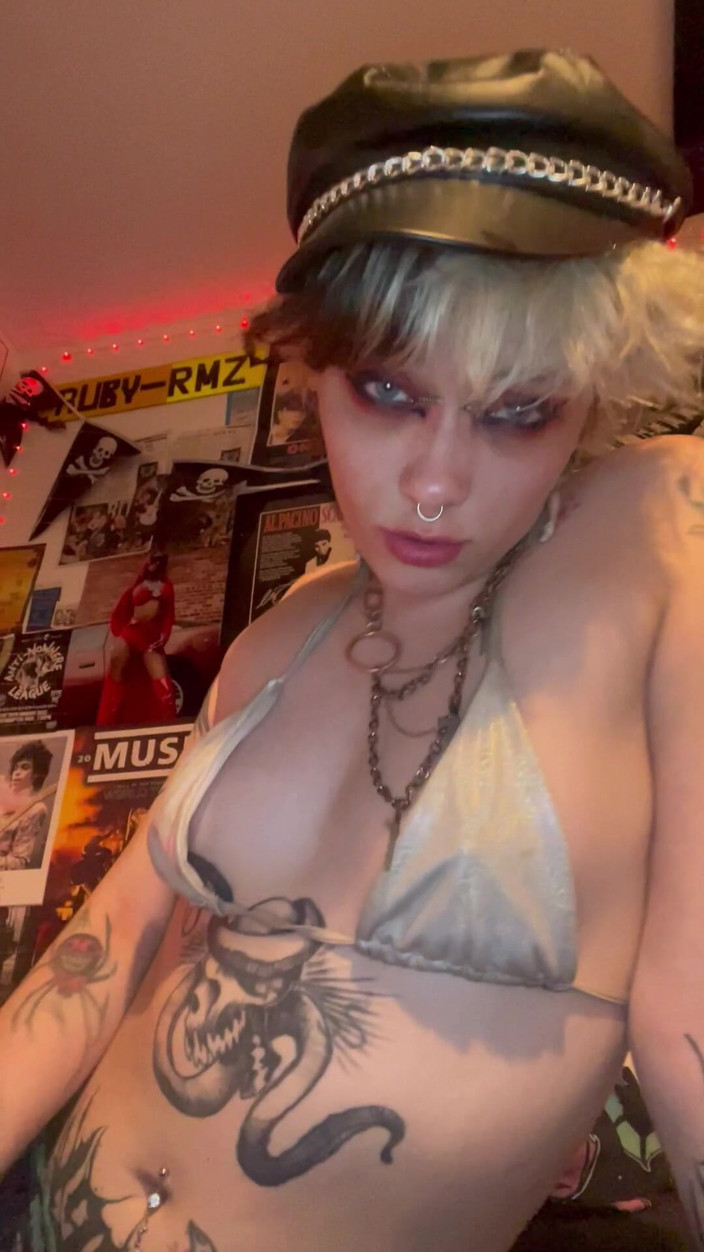 Glitterqueen1999: Gotik kız glitterqueen1999 düğme burnunu ni ile genişletiyor