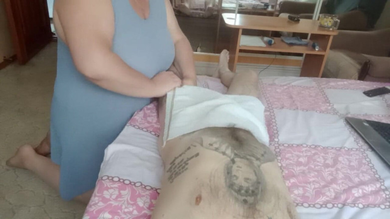 Zona901: After a foot massage, she jerks off a cock.