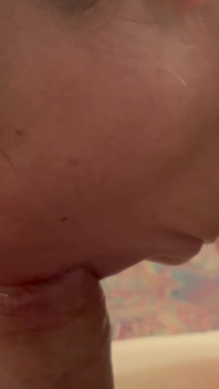 Reife milf reibt ihre schlaffen möpse auf seinen beinen und lutscht das sperma aus ihm und schluckt!