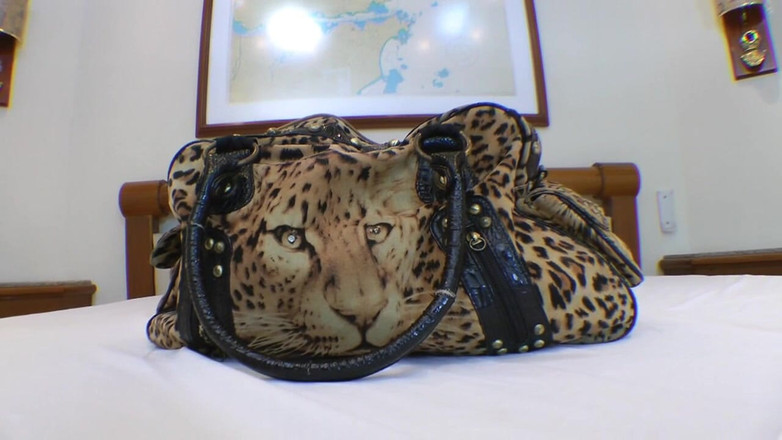 FetishKing: Lesbické sezení na obličeji bez úpravy vzduchu od obří dívky Dominatrix...