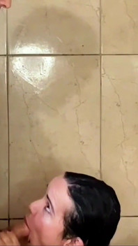 La matrigna che fa il bagno al figliastro