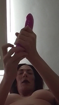 Masturbuje s 22cm ptákem