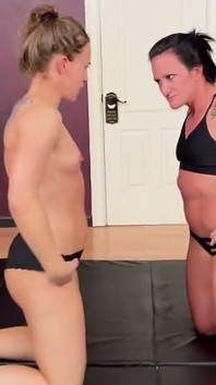 Cheyenne Jewell Vs Fisique Bertatu Dalam Perlawanan Gusti Penyerahan Telanjang