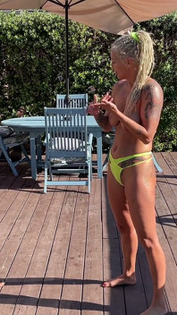 Ascensor y carga en topless con Paris Love y Andi Vicious