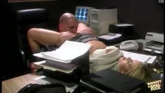 Naughty anal fuck: L'assunzione di profonde spinte anali in ufficio mentre si strofina...